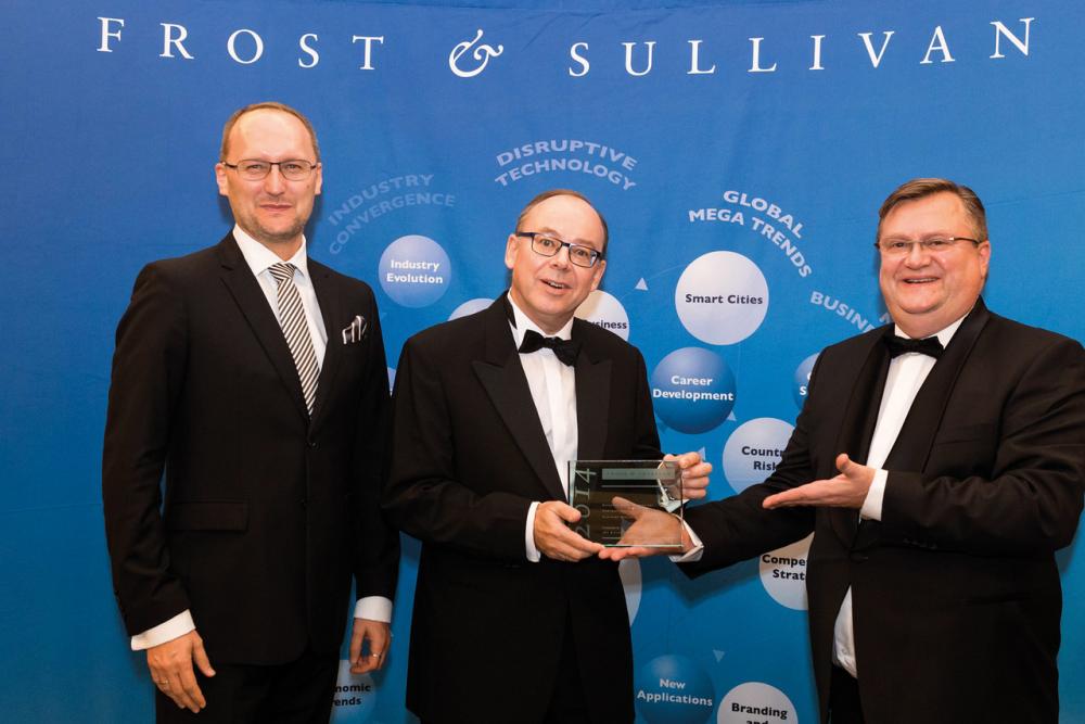 Gregor Kawaletz (links) und Dr. Ralf Pfirmann (Mitte) nahmen in Monaco den Preis für die IDT entgegen.