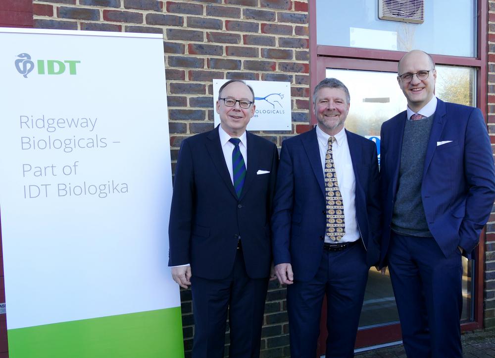 Über den Erwerb der britischen Ridgeway Biologicals freuen sich (von links) Dr Ralf Pfirmann, CEO der IDT Biologika, Dr. Tim Wallis, Geschäftsführer Ridgeway Biologicals, und Andreas Kastenbauer, Geschäftsführer der IDT Biologika.