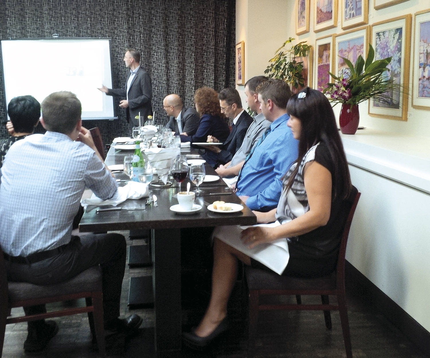 Dr. Hemprich präsentiert den neuen Mitarbeitern von Gallant in Kanada die IDT Biologika.